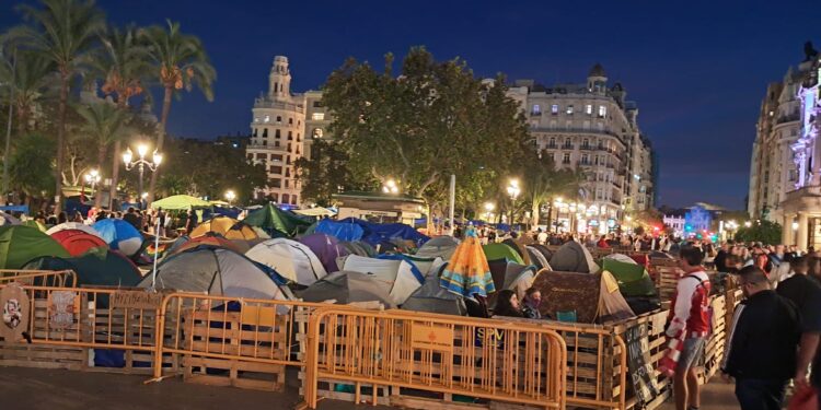 El árbol de Navidad de Valéncia, en el aire: la acampada de la Plaza del Ayuntamiento bloquea los preparativos festivos 1 El árbol de Navidad de Valéncia, en el aire: la acampada de la Plaza del Ayuntamiento bloquea los preparativos festivos