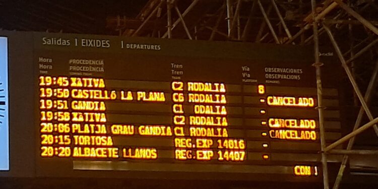 El colapso del transporte ferroviario en Valencia: huelga y averías desencadenan el caos en el Norte y Joaquín Sorolla