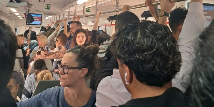 Cercanías Valéncia: trenes borregueros y cancelaciones. Pasajeros que no llegan o llegan tarde