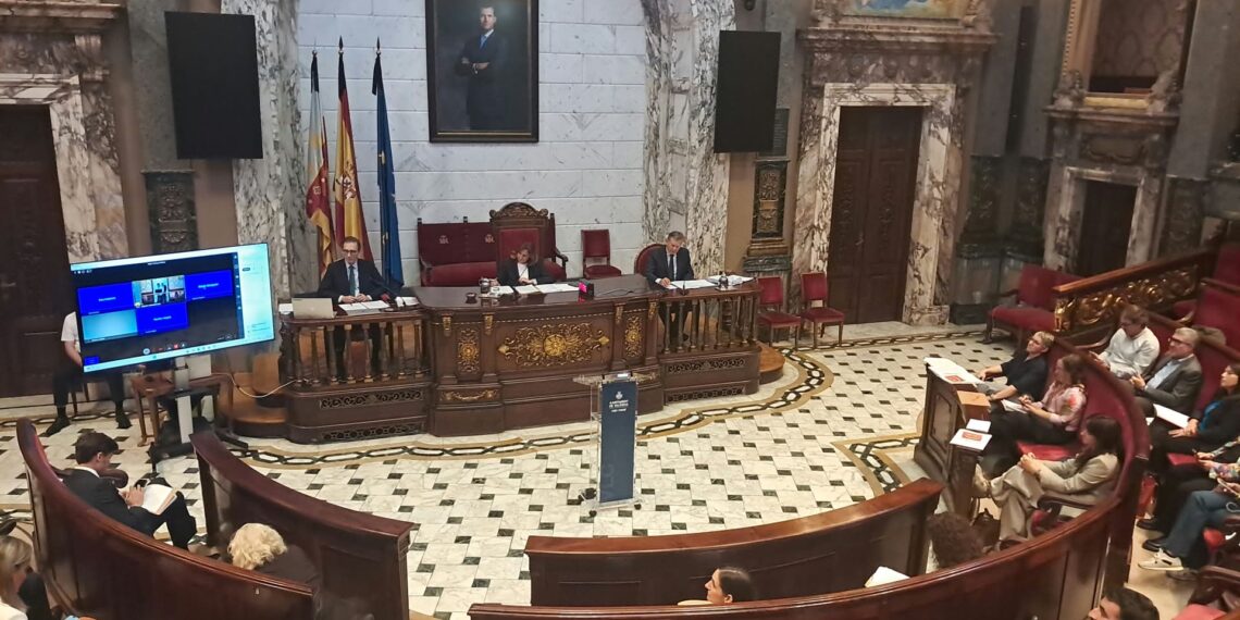 El Pleno de Valéncia escenifica la ruptura de Vox tras la salida de Badenas y Herrero a la condición de no adscritos