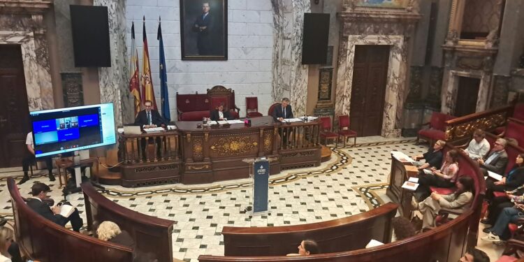 El Pleno de Valéncia escenifica la ruptura de Vox tras la salida de Badenas y Herrero a la condición de no adscritos