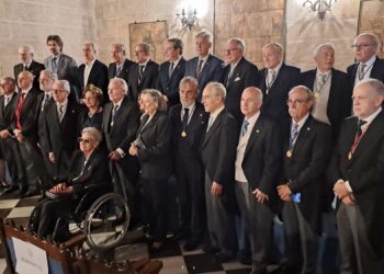 Los Cronistas Oficiales del Reino de Valéncia renuevan su imagen con un escudo administrativo propio sin renunciar al histórico 16 Los Cronistas Oficiales del Reino de Valéncia renuevan su imagen con un escudo administrativo propio sin renunciar al histórico