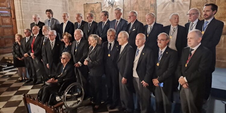 Los Cronistas Oficiales del Reino de Valéncia renuevan su imagen con un escudo administrativo propio sin renunciar al histórico 1 Los Cronistas Oficiales del Reino de Valéncia renuevan su imagen con un escudo administrativo propio sin renunciar al histórico