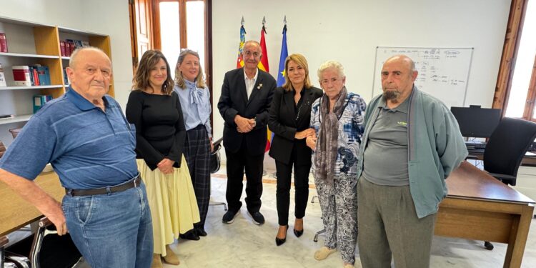 Esperanza y luz para los «Poetas Unidos»: la Generalitat liquida la pesadilla del refugio cultural de la tercera edad 1 Esperanza y luz para los «Poetas Unidos»: la Generalitat frena el desahucio y liquida la pesadilla del refugio cultural de la tercera edad