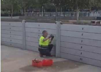 Aldaya instala compuertas preventivas ante la alerta naranja por lluvias prevista para este domingo