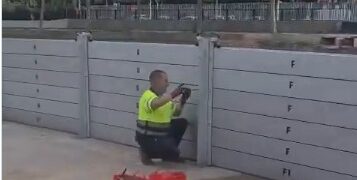 Aldaya instala compuertas preventivas ante la alerta naranja por lluvias prevista para este domingo