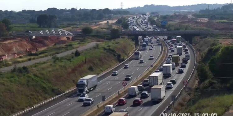Un accidente colapsa la A-7 a la altura de Bétera 1 b8ec11b9 2c9f 4d76 9432 b4f2d0576fd0