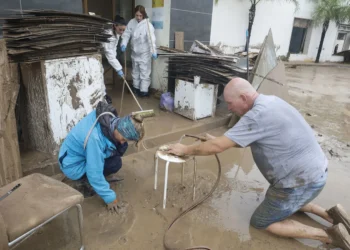 Els Poblets intenta recuperarse de la riada: vecinos y voluntarios retiran barro mientras aparecen coches destrozados 13 be27b427 f86c 4687 b0bf d7fbbd0155b5 16 9 aspect ratio 1600w 0