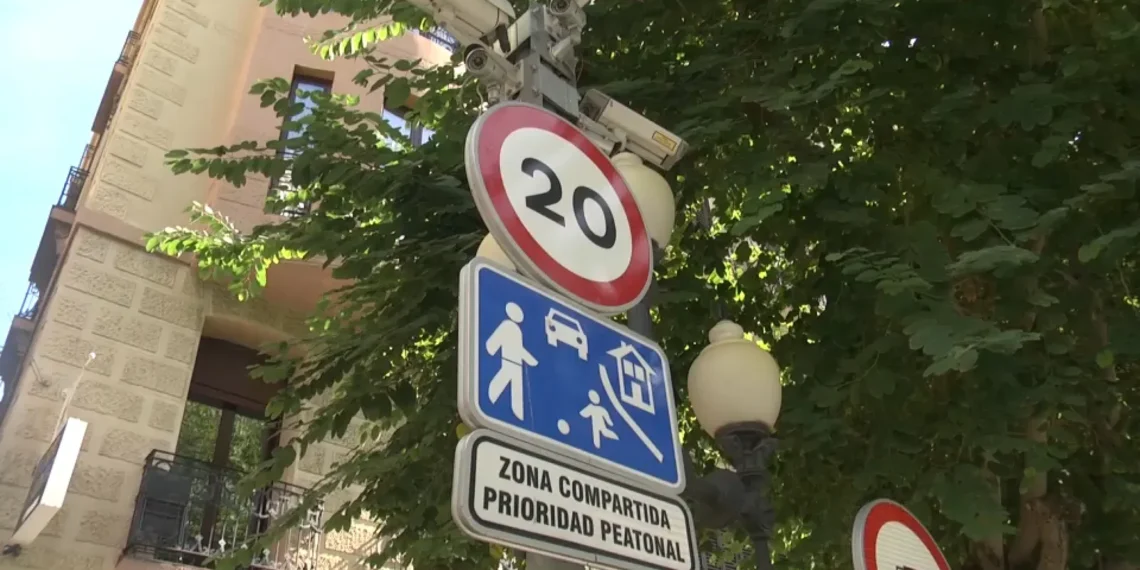 Atención conductores: Alicante baja de 30 a 20 km/h el límite de velocidad en calles del centro histórico 1 cbcf10d2 5dcd 4252 b03e a711dd28461a 16 9 aspect ratio 1600w 0
