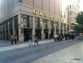 Cierre preventivo en el centro de Valéncia: Cines Lys suspende su actividad ante la tensión por la convocatoria de grupos violentos
