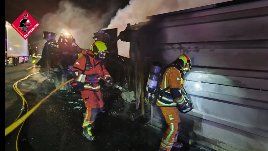 Un camionero muere al incendiarse su tráiler tras volcar en Villena 2 d833d225 469a 4a2d b8ba 85ad3eaeb7b6 source aspect ratio 856w 0 1