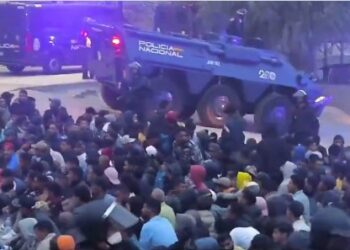 Nuevo desalojo policial en la playa del Trampolín tras detectarse graves niveles de contaminación fecal en el agua