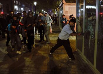 Una noche de altercados en Barcelona se salda con 128 detenidos y decenas de comercios vandalizados