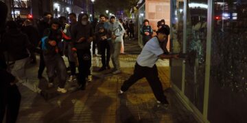 Una noche de altercados en Barcelona se salda con 128 detenidos y decenas de comercios vandalizados