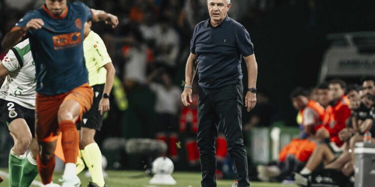 Javier Aguirre señala los errores del Valencia tras el empate en Santander: «No ligábamos tres pases y nos metimos demasiado atrás» 1 entrenador Javier Aguirre