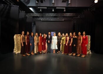Presentados los tejidos oficiales de la Corte de Honor de la Fallera Mayor de Valencia