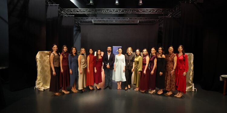 Presentados los tejidos oficiales de la Corte de Honor de la Fallera Mayor de Valencia