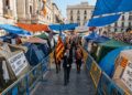 La acampada ilegal cederá un pasillo para la Procesión Cívica, pero la Delegación del Gobierno impide la mascletà