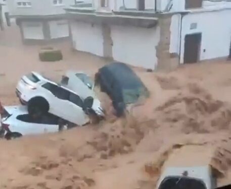 Una violenta riada anega Madrigueras en Albacete: vehículos arrastrados, decenas de rescates y una víctima mortal 1 Una violenta riada anega Madrigueras en Albacete: vehículos arrastrados, decenas de rescates y una víctima mortal