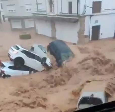 Una violenta riada anega Madrigueras en Albacete: vehículos arrastrados, decenas de rescates y una víctima mortal 1 Una violenta riada anega Madrigueras en Albacete: vehículos arrastrados, decenas de rescates y una víctima mortal