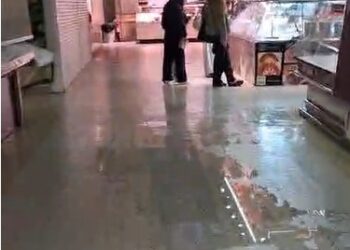 Del fuego al agua: el abandono municipal condena al Mercado Central de Valéncia al caos y al peligro estructural