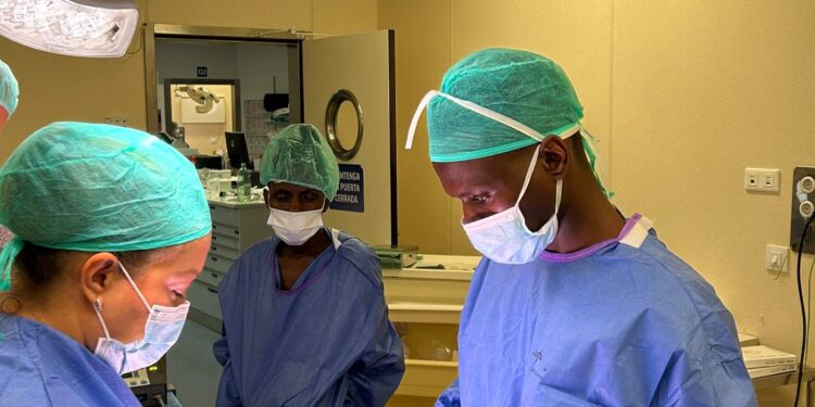 Surg For All impulsa la formación de dos profesionales sanitarios de Tanzania en el Hospital Vithas Valencia 9 de Octubre