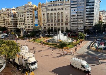 El Ayuntamiento de Valencia aclara el origen de las vallas de la plaza: «Son las habituales de los actos del 9 d’Octubre»