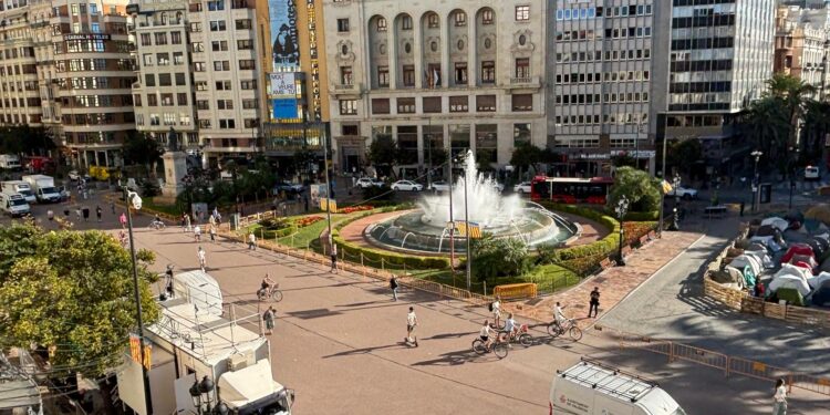 El Ayuntamiento de Valencia aclara el origen de las vallas de la plaza: «Son las habituales de los actos del 9 d’Octubre» 1 El Ayuntamiento de Valencia aclara el origen de las vallas de la plaza: «Son las habituales de los actos del 9 d’Octubre»